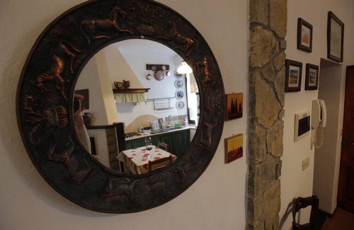 Castiglione d'Orcia Apartment | Inviting Stay at Casa Isma: Pet-Friendly with Spa & Hot Tub