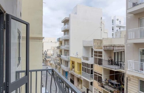 Bugibba Apartment | Cozy 2BR Apartment in the City with Free WiFi & AC