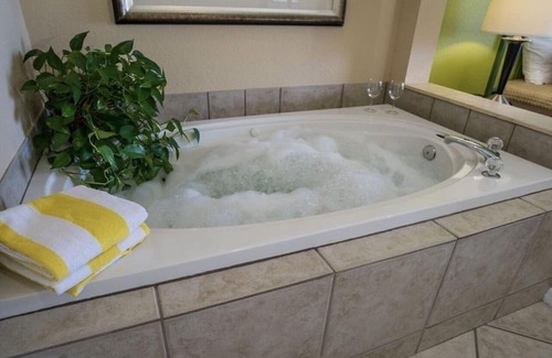Weston Resort | Elegant One Bedroom Unit with Hot Tub & Breakfast Included