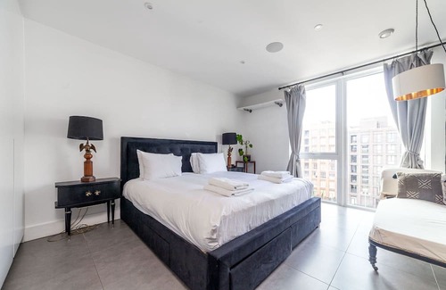 Bow Apartment | Rockstar Fish Island Penthouse: Ideal for Families & Accessibility