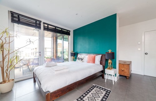Bow Apartment | Rockstar Fish Island Penthouse: Ideal for Families & Accessibility