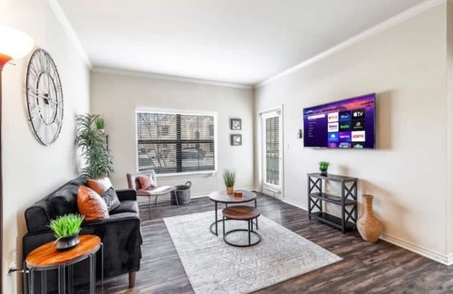 South Arlington Apartment | Elegant 1Br Condo with Pool, Gym & Child-Friendly Amenities