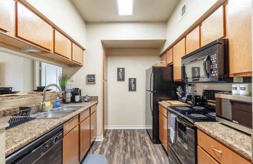 South Arlington Apartment | Elegant 1Br Condo with Pool, Gym & Child-Friendly Amenities