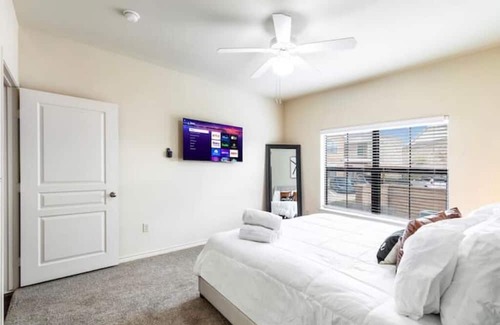 South Arlington Apartment | Elegant 1Br Condo with Pool, Gym & Child-Friendly Amenities