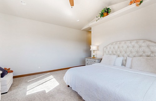 Montrose House | Inviting Home with Mountain Views, Pool & Spa Access