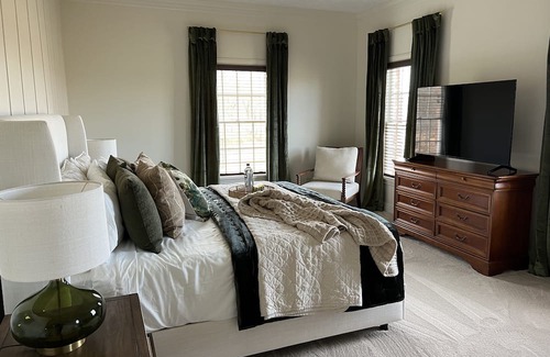 Haslett House | Discover The Shoeman Manor: Your Ideal Family Retreat!