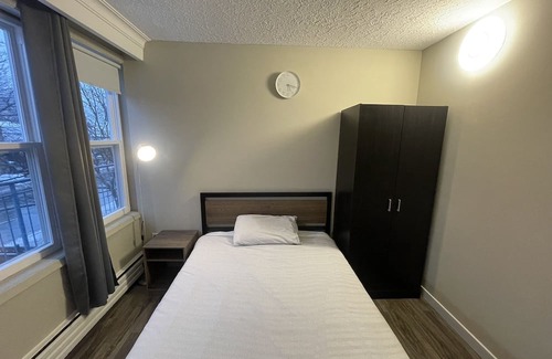 Midtown Toronto Apartment | Cozy Private Bedroom with Wi-Fi and Work Desk