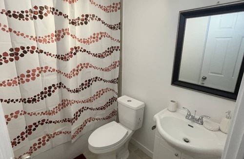 Midtown Toronto Apartment | Cozy Private Bedroom with Wi-Fi and Work Desk