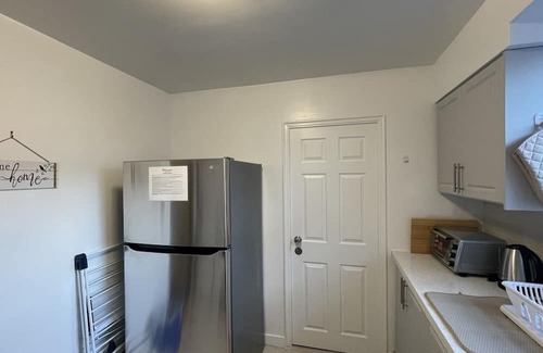 Midtown Toronto Apartment | Cozy Private Bedroom with Wi-Fi and Work Desk