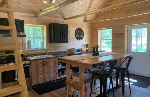 Palmyra Cabin | Cozy Cabin Retreat with Ample Parking for Families
