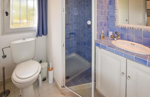 La Tour-d'Aigues House | Relaxing 4-Bedroom Retreat with Pool in La Tour-d'Aigues