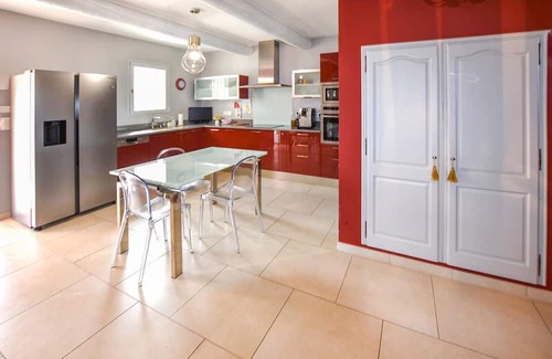 La Tour-d'Aigues House | Relaxing 4-Bedroom Retreat with Pool in La Tour-d'Aigues