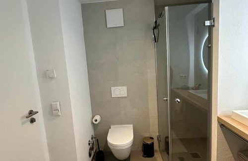 Oos Apartment | Discover the Cozy Business Apartment with Private Terrace