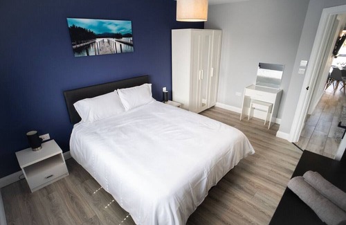 Cleeve House | Family-Friendly Escape at The Ash View Cozy 3BR Retreat