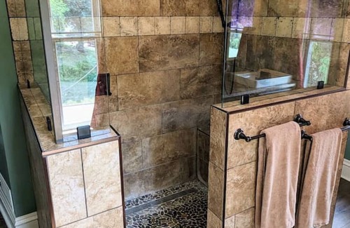 Davenport House | Modern Davenport Suite: Family-Friendly & Convenient Stay