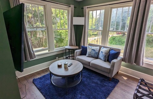 Davenport House | Modern Davenport Suite: Family-Friendly & Convenient Stay