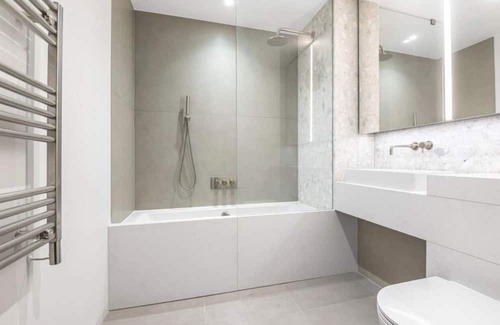 Peninsula Apartment | Stylish 1-Bed Apartment in London