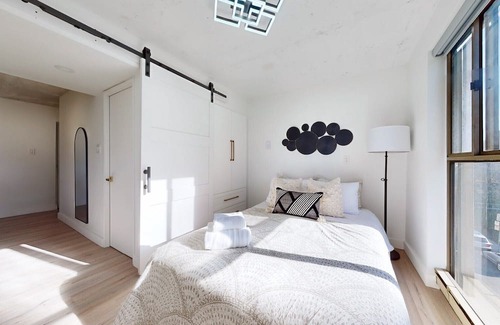 Old Town Condo | Cozy 3-Bedroom Retreat in Downtown Toronto with Pool