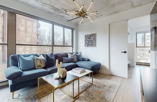 Old Town Condo | Cozy 3-Bedroom Retreat in Downtown Toronto with Pool