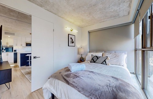 Old Town Condo | Cozy 3-Bedroom Retreat in Downtown Toronto with Pool