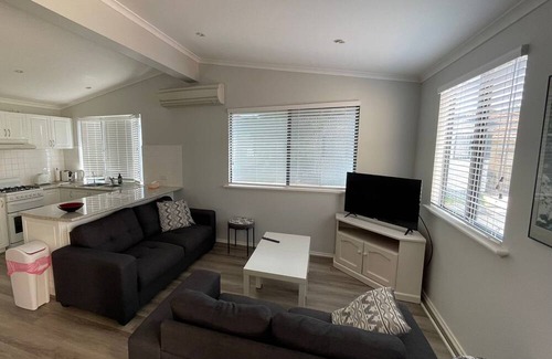 Broadwater Cabin | Family-Friendly Retreat at Budgie Smuggler - Cabin 96