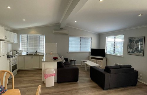 Broadwater Cabin | Family-Friendly Retreat at Budgie Smuggler - Cabin 96