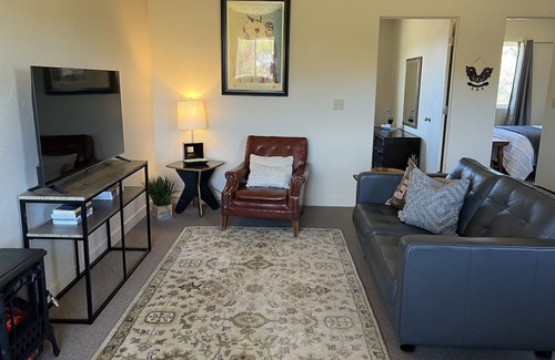 Mancos Apartment | Discover Valle Verde Guesthouse: Family and Pet Friendly