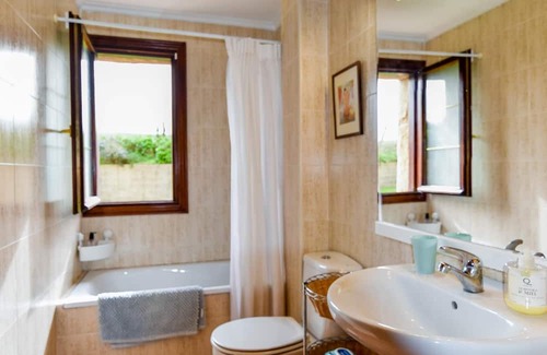 Bareyo Villa | Inviting House with Spectacular Sea View and Spa Amenities