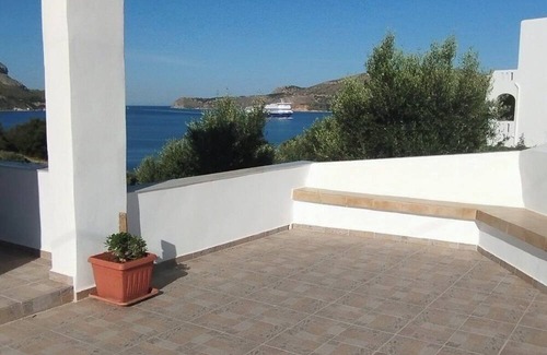 Leros House | Seaside Retreat: Bright Heaven with Ocean View and Breakfast