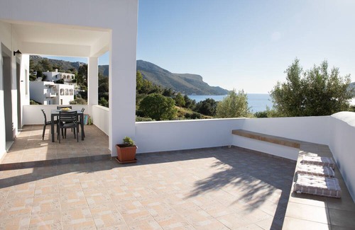 Leros House | Seaside Retreat: Bright Heaven with Ocean View and Breakfast