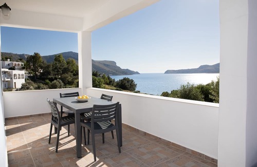 Leros House | Seaside Retreat: Bright Heaven with Ocean View and Breakfast
