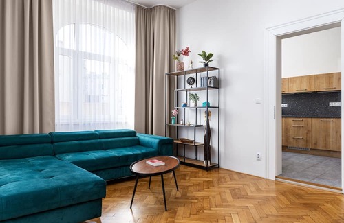 Palmovka Apartment | Convenient City Buzz Apartment Near O2 Arena for 6 Guests