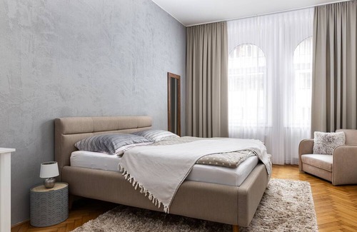 Palmovka Apartment | Convenient City Buzz Apartment Near O2 Arena for 6 Guests