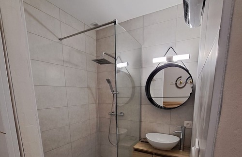 Pouilly-les-Nonains Bed & Breakfast | GINGKO Room: Kitchen, Spa Amenities & Family-Friendly Stay