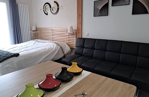 Pouilly-les-Nonains Bed & Breakfast | GINGKO Room: Kitchen, Spa Amenities & Family-Friendly Stay