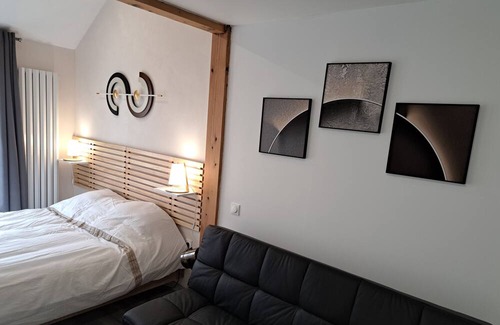 Pouilly-les-Nonains Bed & Breakfast | GINGKO Room: Kitchen, Spa Amenities & Family-Friendly Stay