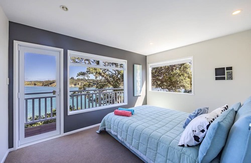 Arkles Bay House | Direct Beach Access with Spa and Family-Friendly Amenities