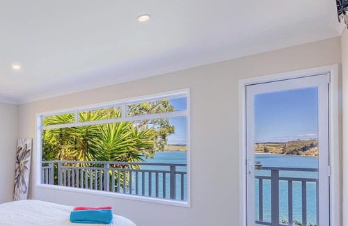 Arkles Bay House | Direct Beach Access with Spa and Family-Friendly Amenities