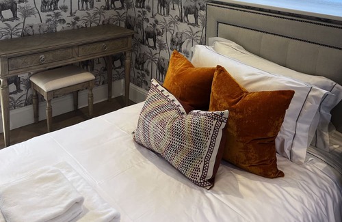 Aldingbourne House | Luxury two bed cottage not far from the festivities of Goodwood