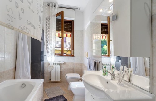 Arona Apartment | Apartment 'Ca Di Pa'' with Balcony, Wi-Fi and Air Conditioning