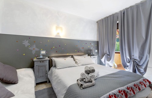 Arona Apartment | Apartment 'Ca Di Pa'' with Balcony, Wi-Fi and Air Conditioning