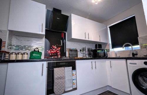 Thamesmead East House | Explore London: Cozy 2 Bed Home with Kitchen & Breakfast