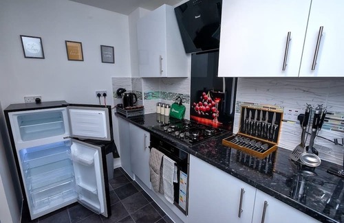 Thamesmead East House | Explore London: Cozy 2 Bed Home with Kitchen & Breakfast