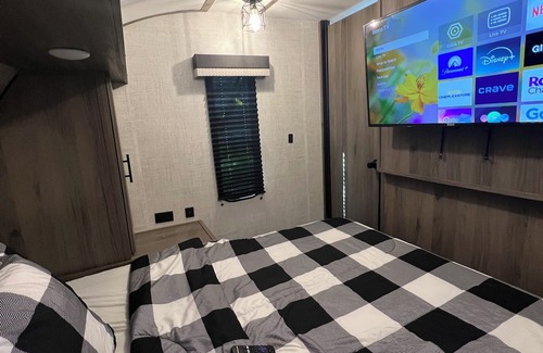 Bridgeview House | Modern RV BnB with Ocean View & Spa Amenities