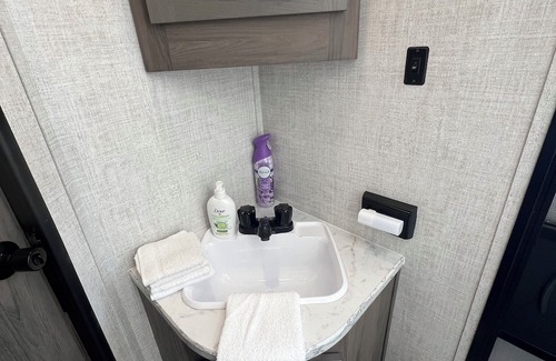 Bridgeview House | Modern RV BnB with Ocean View & Spa Amenities