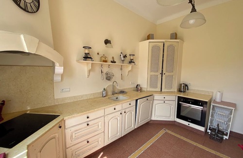 Mantega House | Cozy Nice House for 6 with Terrace and Parking Amenities