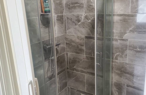 Heaton House | Relaxing Newcastle City Ensuite with Spa & Kitchen Amenities