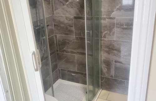 Heaton House | Relaxing Newcastle City Ensuite with Spa & Kitchen Amenities