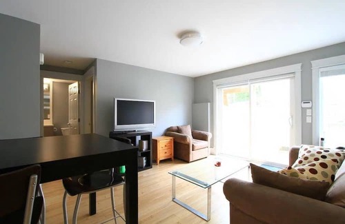 Vancouver South House | Relaxing 2-Bedroom Retreat in QE/Riley Park near Skytrain