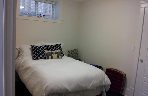 Vancouver South House | Relaxing 2-Bedroom Retreat in QE/Riley Park near Skytrain